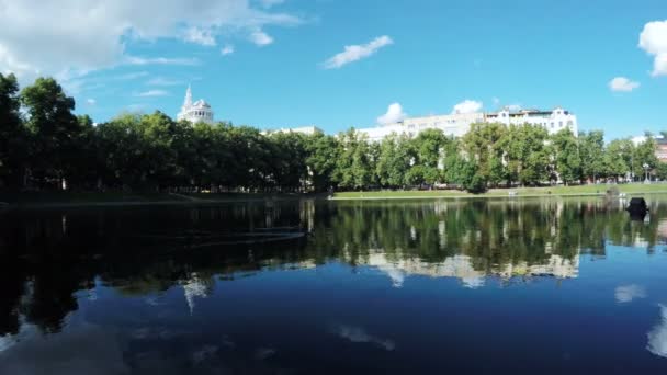 Lagoa da cidade entre árvores — Vídeo de Stock