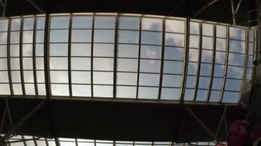 Şeffaf tavan alışveriş merkezi