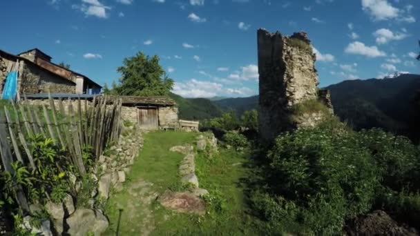 Calles pueblo de montaña — Vídeo de stock