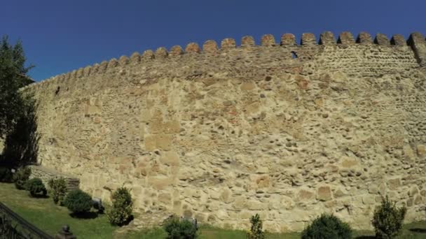 Vista de Mtskheta Georgia Antigua pared de piedra — Vídeos de Stock