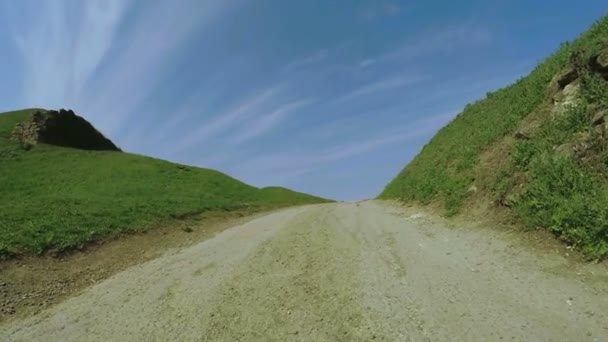 Estrada com pedras nas montanhas — Vídeo de Stock