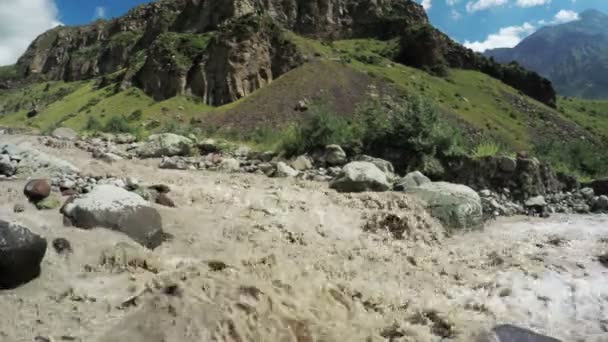 Arroyo de montaña en Georgia — Vídeo de stock