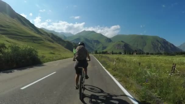 Mädchen auf Fahrrad in den Bergen — Stockvideo