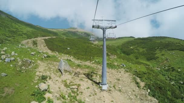 Ascensores en las montañas en verano — Vídeo de stock