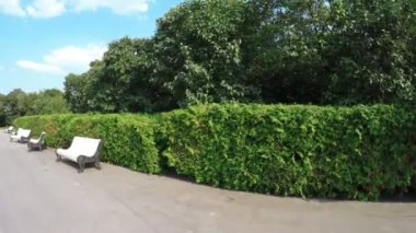 Sokakta park banklar ile