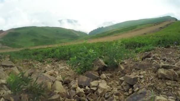 Estrada com pedras nas montanhas — Vídeo de Stock