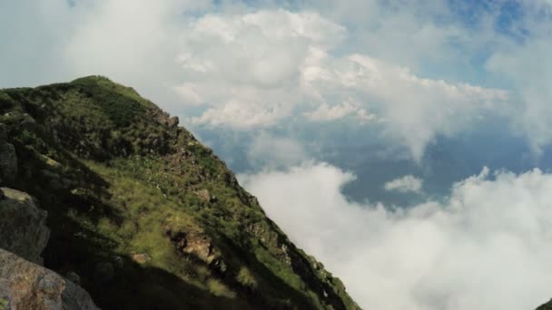 Горы, покрытые облаками — стоковое видео