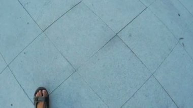 Kaldırım döşeme üzerinde yürüme