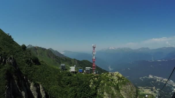 Torres de telefonía celular en las montañas — Vídeo de stock