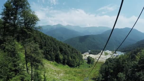 Wyciągów narciarskich w górach latem — Wideo stockowe