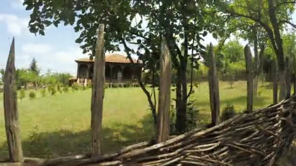 Wooden fence in front of wooden house — Stock Video