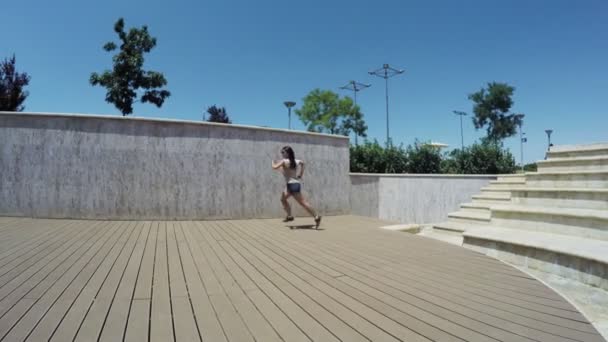 Chica en el escenario en el parque — Vídeo de stock