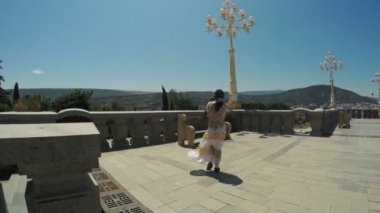 Kız bankta oturur ve kendini haçlar