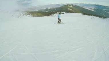 Kadın kayak iniş doğada