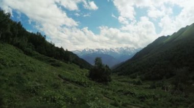 Dağ doruklarına dağlar Svaneti görünümünü