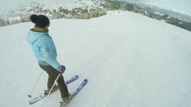 Kadın kayak iniş doğada