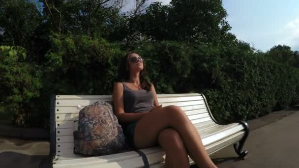 Fille sur banc de parc — Video