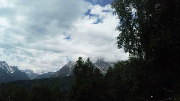 Pohled na horské vrcholy hor Svaneti — Stock video