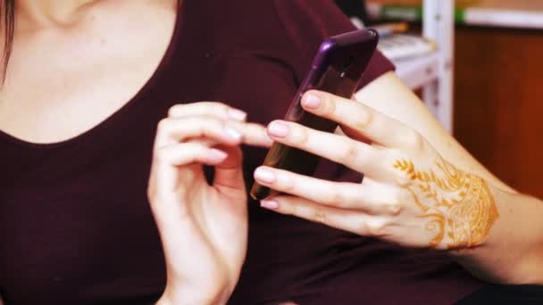 Mão com smartphone e mehendi — Vídeo de Stock