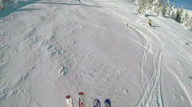 Kayak asansöründen iniyor