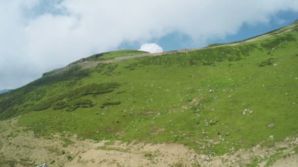 Ascenseurs en montagne en été — Video