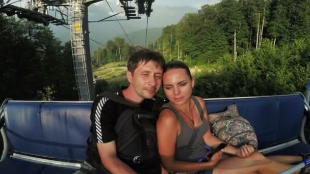 Couple on ski lifts — Stock Video