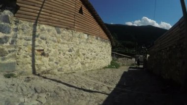 Sokaklar dağ köyü ile kız