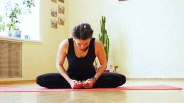 Kız yoga yapan