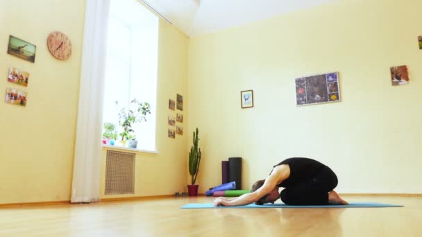 El hombre se dedica al yoga — Vídeos de Stock