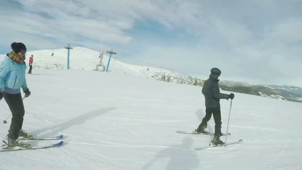 Pareja Descenso de esquí en la naturaleza — Vídeo de stock