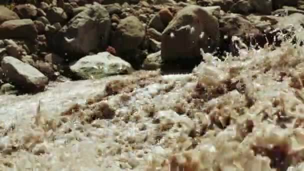 Горный поток в Грузии — стоковое видео