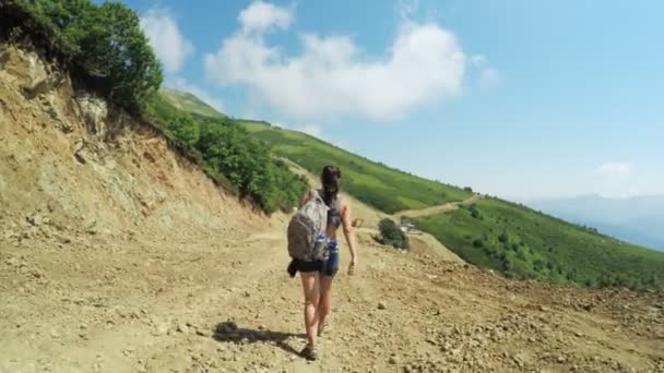 Turista menina em montanhas — Vídeo de Stock