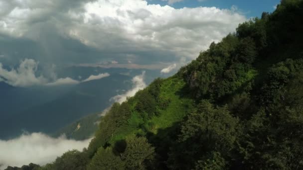 Hissar i bergen på sommaren — Stockvideo