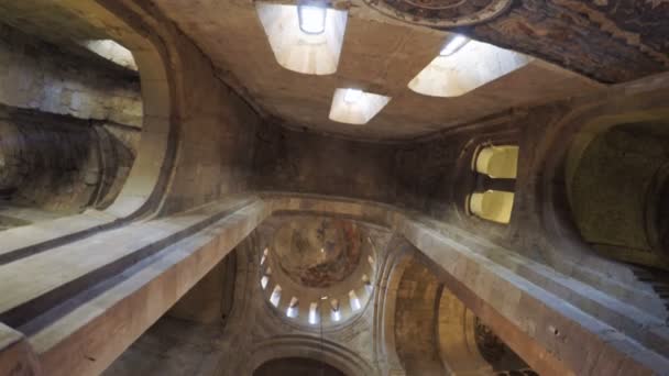 Lustre en cristal dans l'église géorgienne — Video