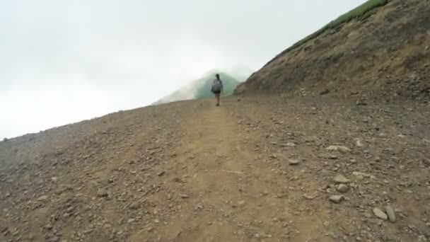 Berge mit dichtem Nebel — Stockvideo