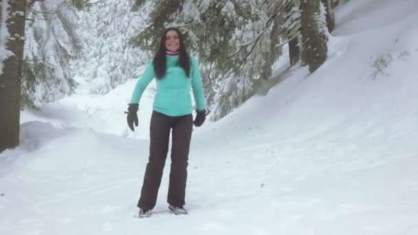 Menina na floresta de inverno — Vídeo de Stock