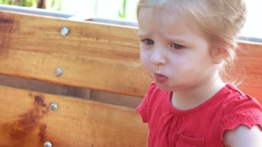 Küçük kız masada yiyor