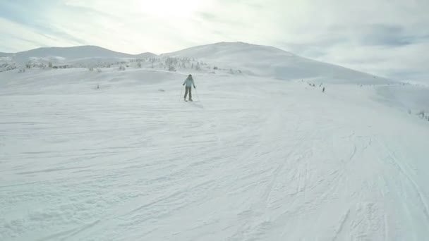 Nainen Ski laskeutuminen luonnossa — kuvapankkivideo