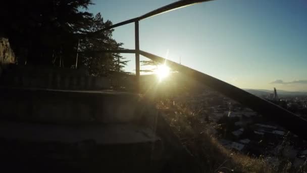 Zvedání schody v slunečním světle podsvícený — Stock video