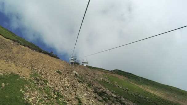 Elevadores em montanhas no verão — Vídeo de Stock