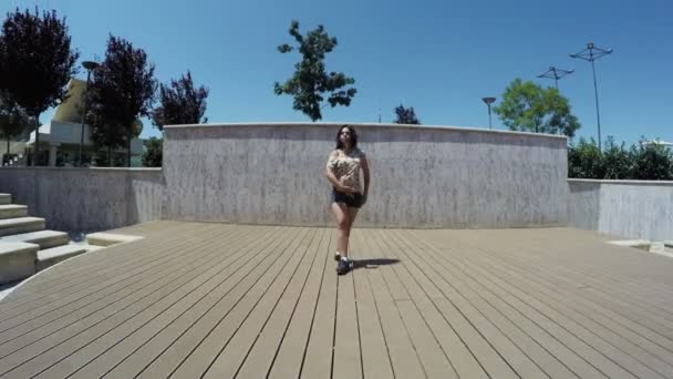 Девушка на сцене в парке — стоковое видео