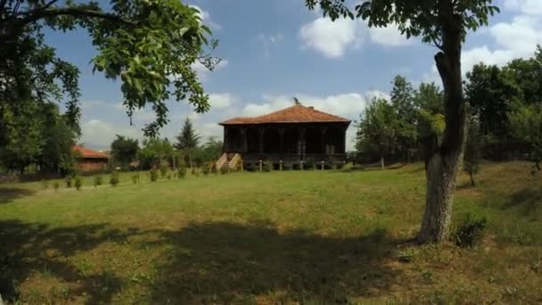 Antigua casa de madera — Vídeo de stock