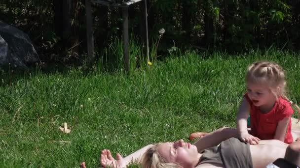 Ragazza con sua madre su picnic — Video Stock