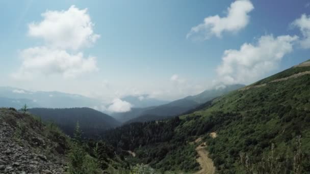 Camino en las montañas — Vídeo de stock