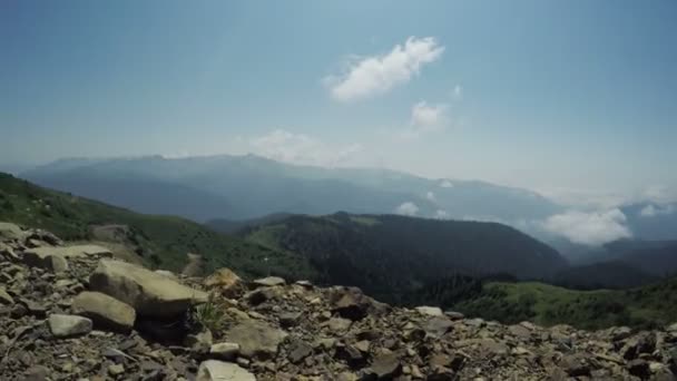 Caminho nas montanhas — Vídeo de Stock