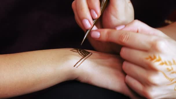 Drawing henna mehendi — Stock Video