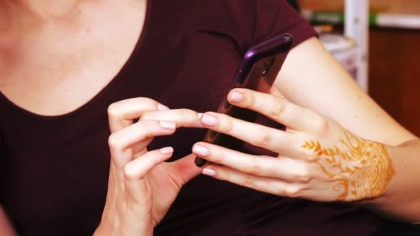 Mano con smartphone y mehendi — Vídeos de Stock