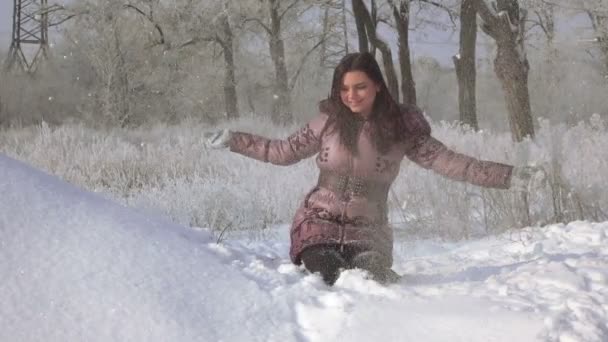 Chica en el bosque de invierno — Vídeos de Stock