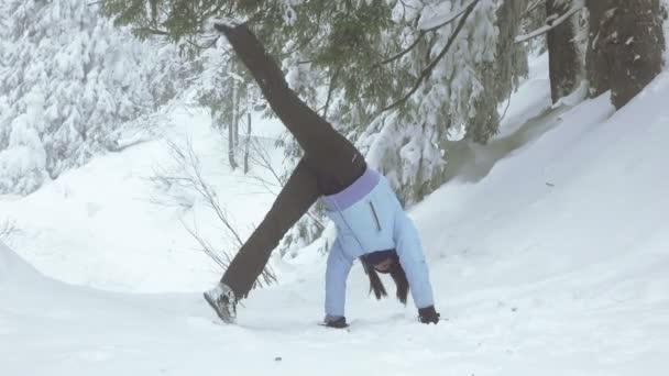 Lány téli erdőben — Stock videók