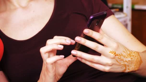 Hand mit Smartphone und Mehendi — Stockvideo